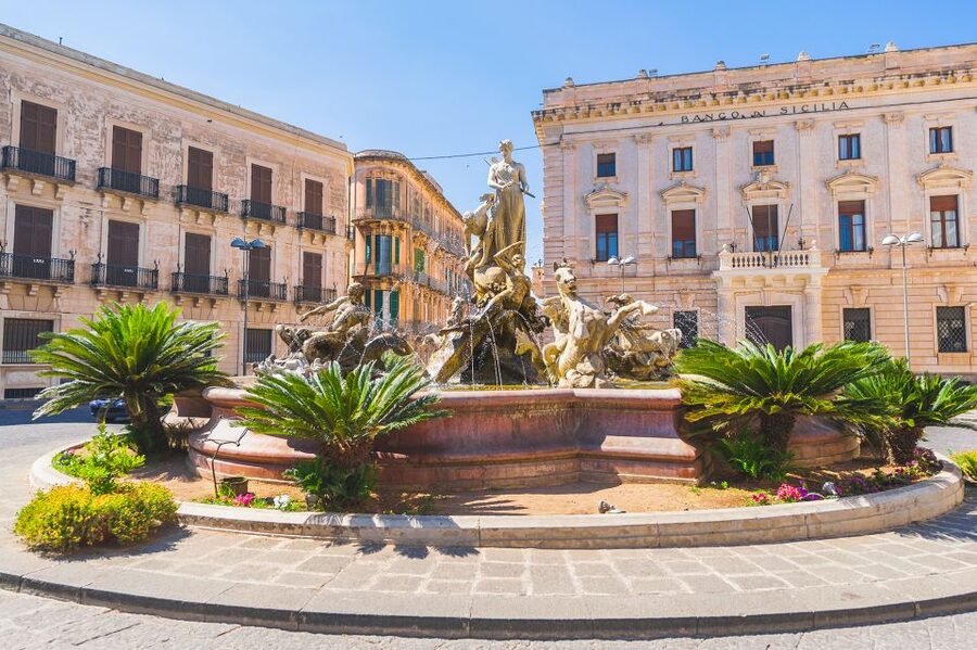 From Malta: Syracuse and Marzamemi Day Trip with Guide - What the English guide adds