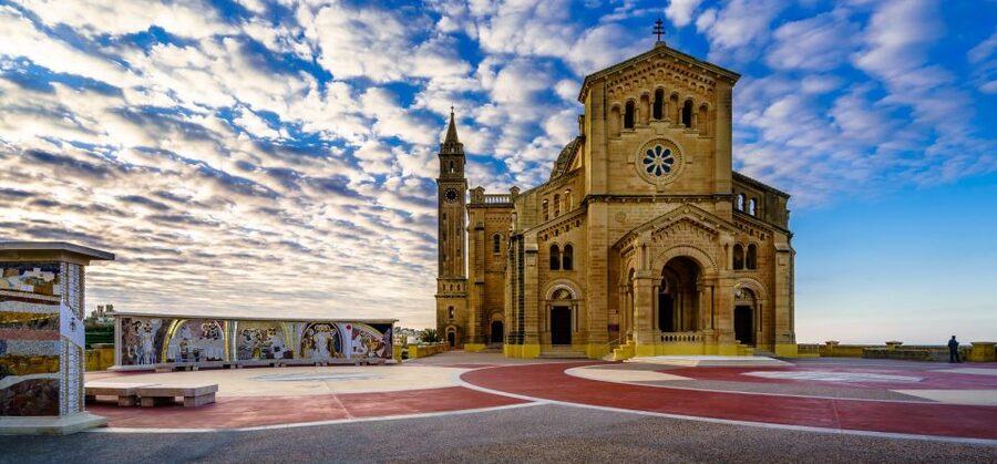 From Sliema: Gozo, Comino & The Blue Lagoon Boat & Bus Tour - Comino Caves on the Return to Sliema