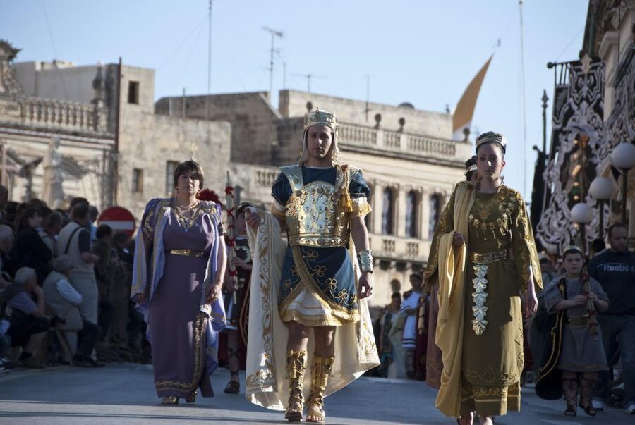 Good Friday Easter Procession with Commentary and Transport - The main strengths and the main compromise