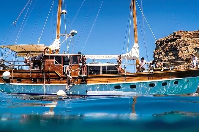 Malta: Around Comino Cruise and Gozo Jeep Tour with Lunch - One day, two very different Maltese islands