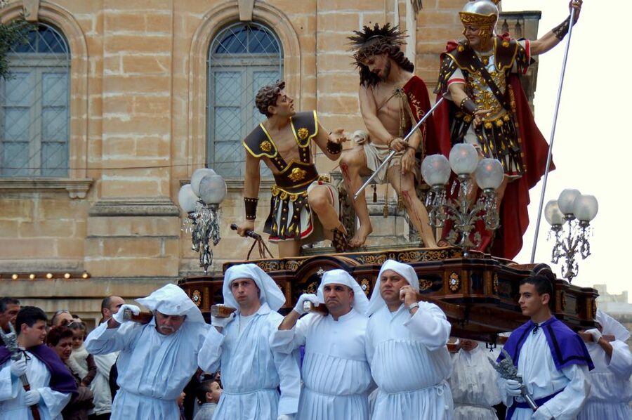 Malta: Good Friday Afternoon Procession with Transportation - Reading the statues and biblical costumes