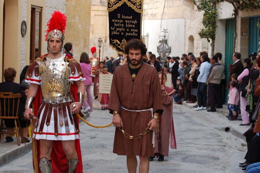 Malta: Good Friday Afternoon Procession with Transportation - Clothing and religious courtesy