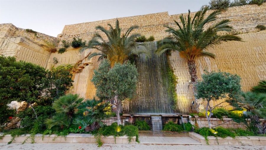 Malta: Prehistoric Temples, Limestone Heritage & Blue Grotto - Guides and language options