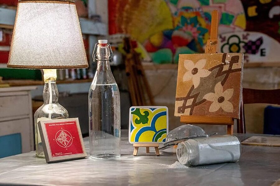 Maltese Tile - Souvenir painting workshop with local - A Maltese tile workshop in a living arts space