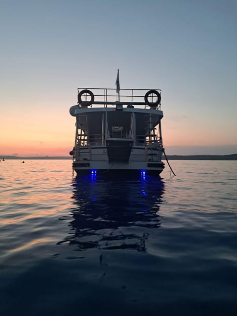 Mellieha: Comino, Crystal & Blue Lagoon 2 Bay Evening Cruise - What the boat setup means for you