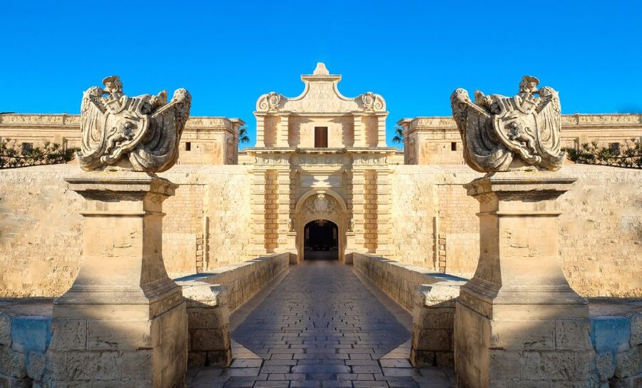 Private Driver to roam the island of Malta (VIP) - The AI guide adds information between stops