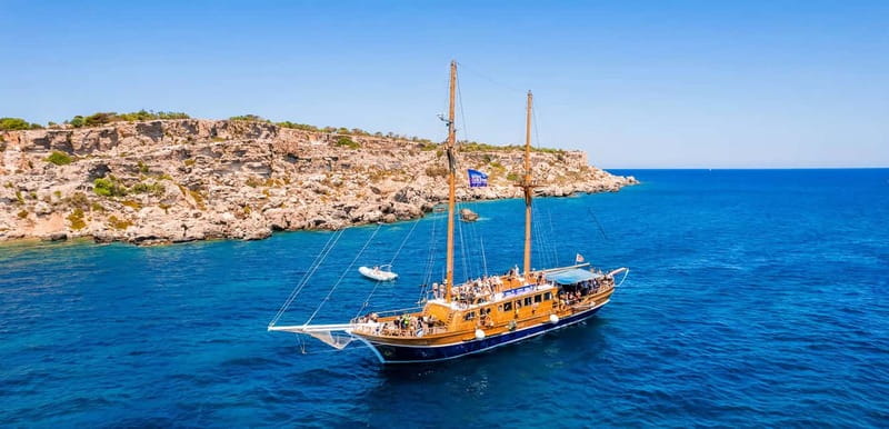 Sliema: Gozo/Comino Blue Lagoon Gulet Cruise w/ Lunch+Drinks - The northern coast by boat