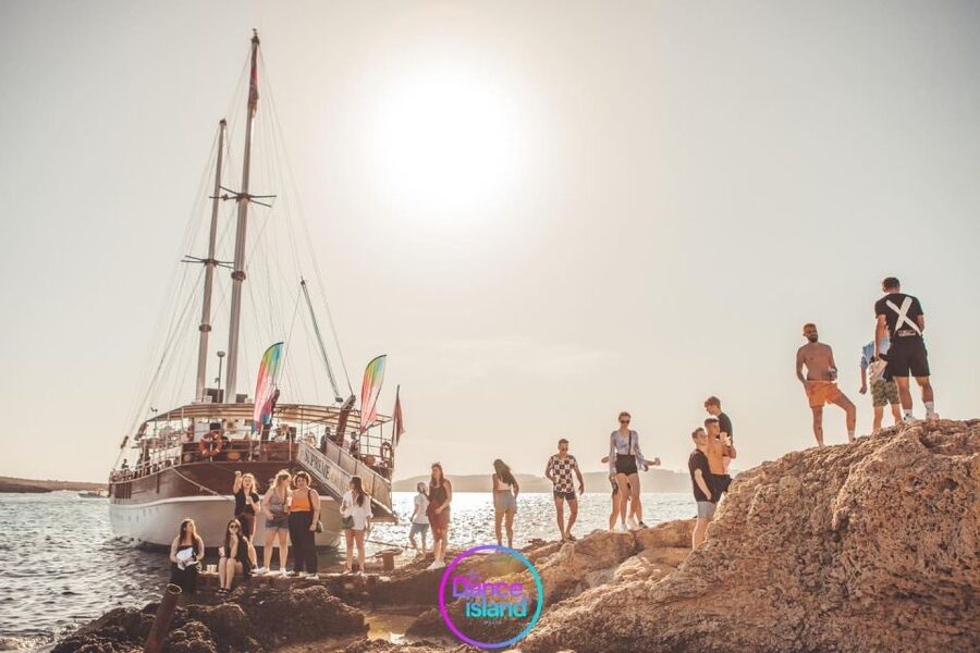 Sliema: Sailboat Party with an Open Bar, Food, and Swimming - Reggaeton, dancing, and the live DJ