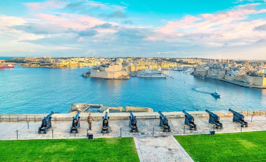 Valletta: Guided Walking Tour with Optional Cathedral Tour - Language and group rhythm